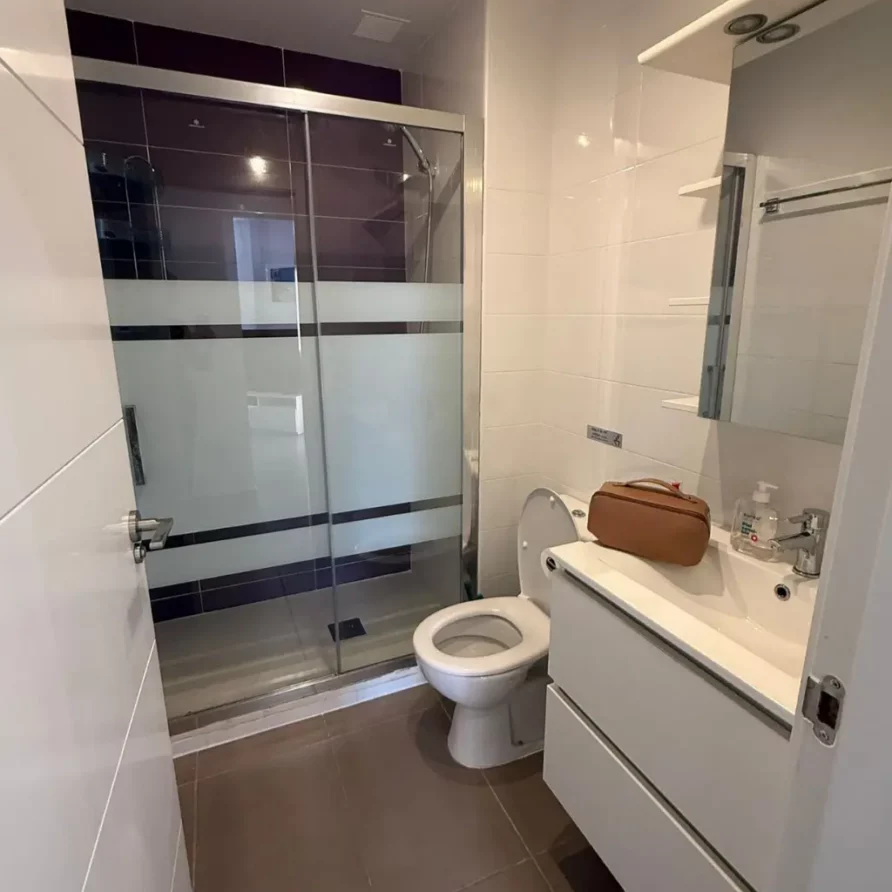 Second bathroom next to the second bedroom
