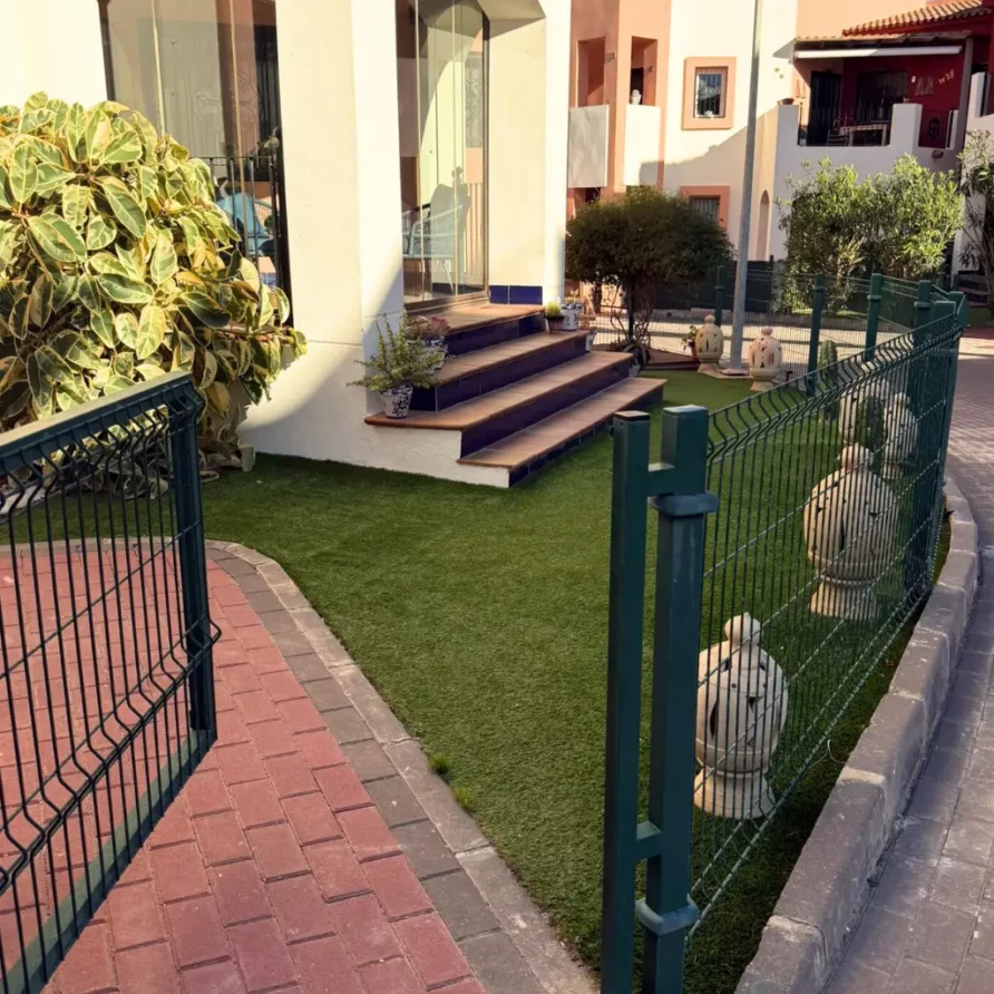 Entrance garden