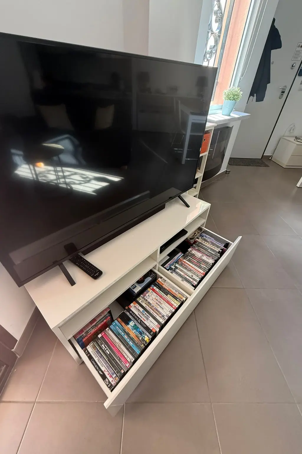 Flatscreen on wifi and dvd's